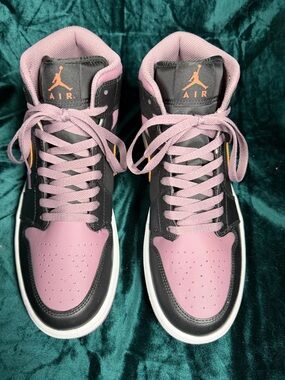 Air Jordan 1 Mid SE ‘Black Sky J Mauve’ M10